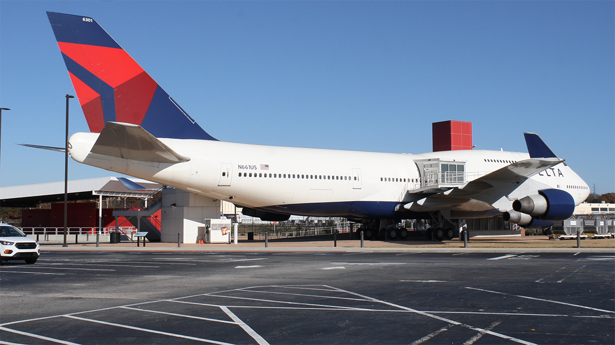 Full size: Delta Airlines Boeing 747-400 N661US at Hartsfield-Jackson Atlanta International Airport